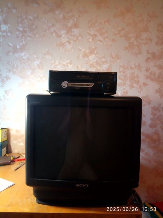 Телевизор 1+ видео проигрыватель1+ пульты 2 видео кассеты