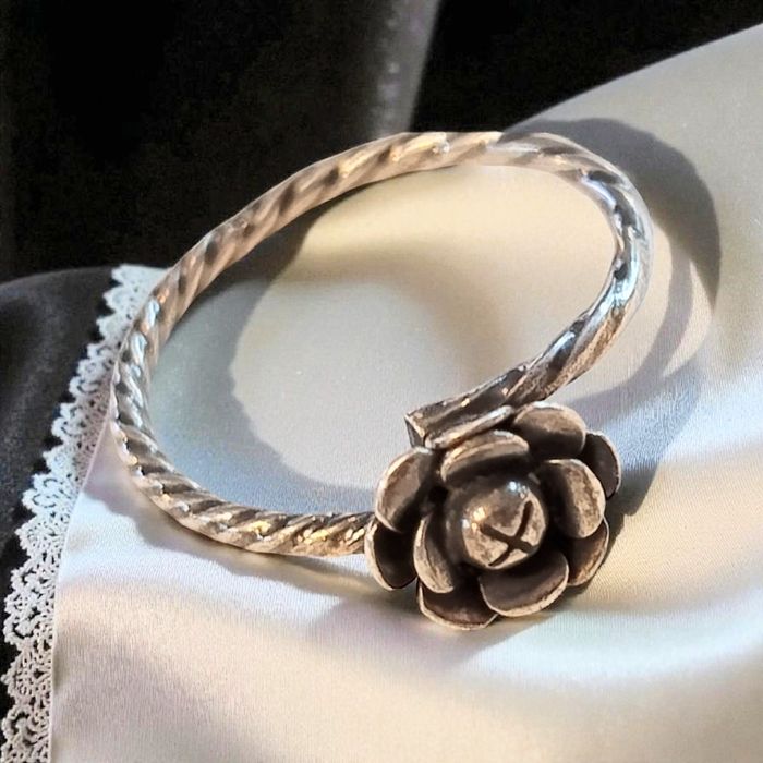 Srebrny pierścionek Juwelia