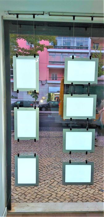 Sete expositores A4 iluminados para montra.