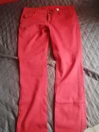 Czerwone jeansy ze szlufkami