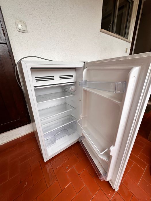 Vendo frigobar muito bom