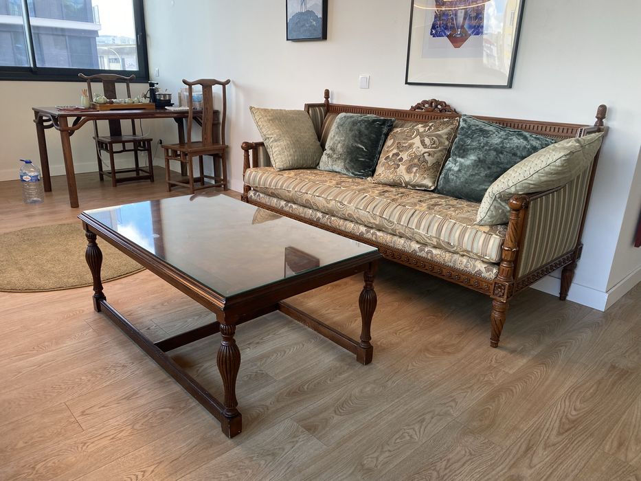 Cadeirão com mesa de centro