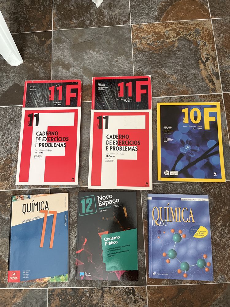 cadernos de atividades e livros Fq e Mat A