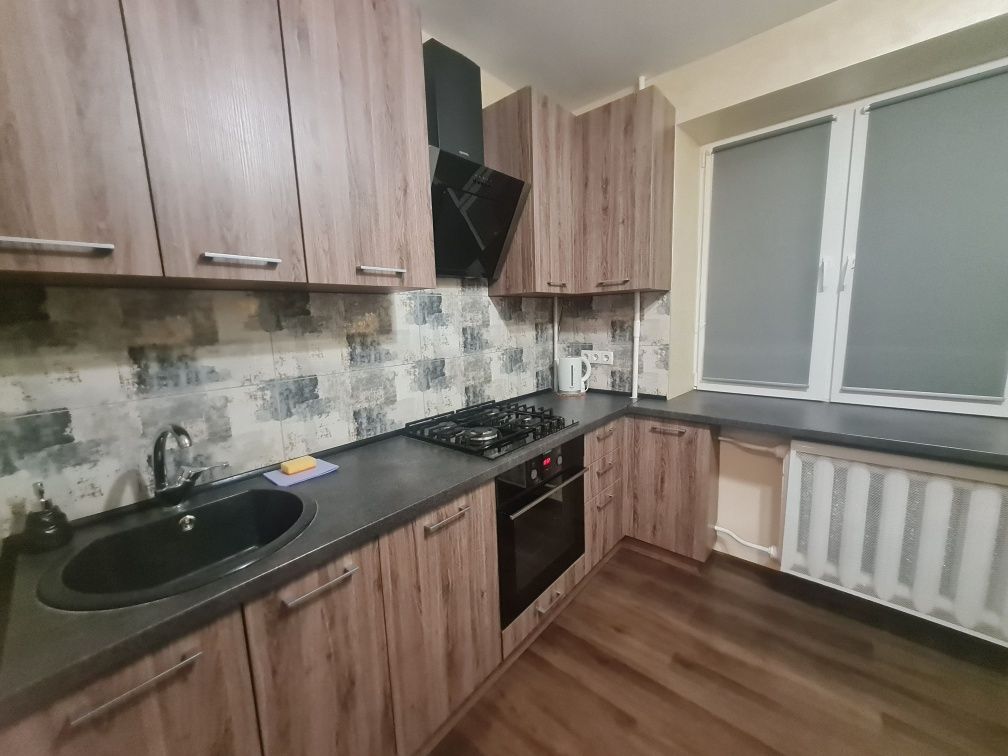 Погодинно 750,подобово від 1000 Різні райони, 7 спальних місць