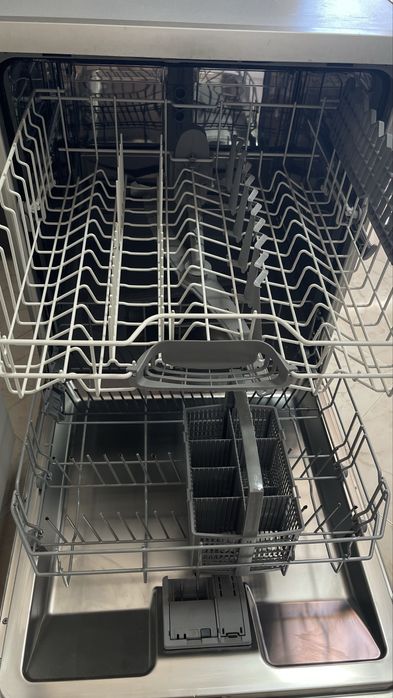 Máquina de lavar loiça Bosch SilencePlus inox – 60 cm (a funcionar)