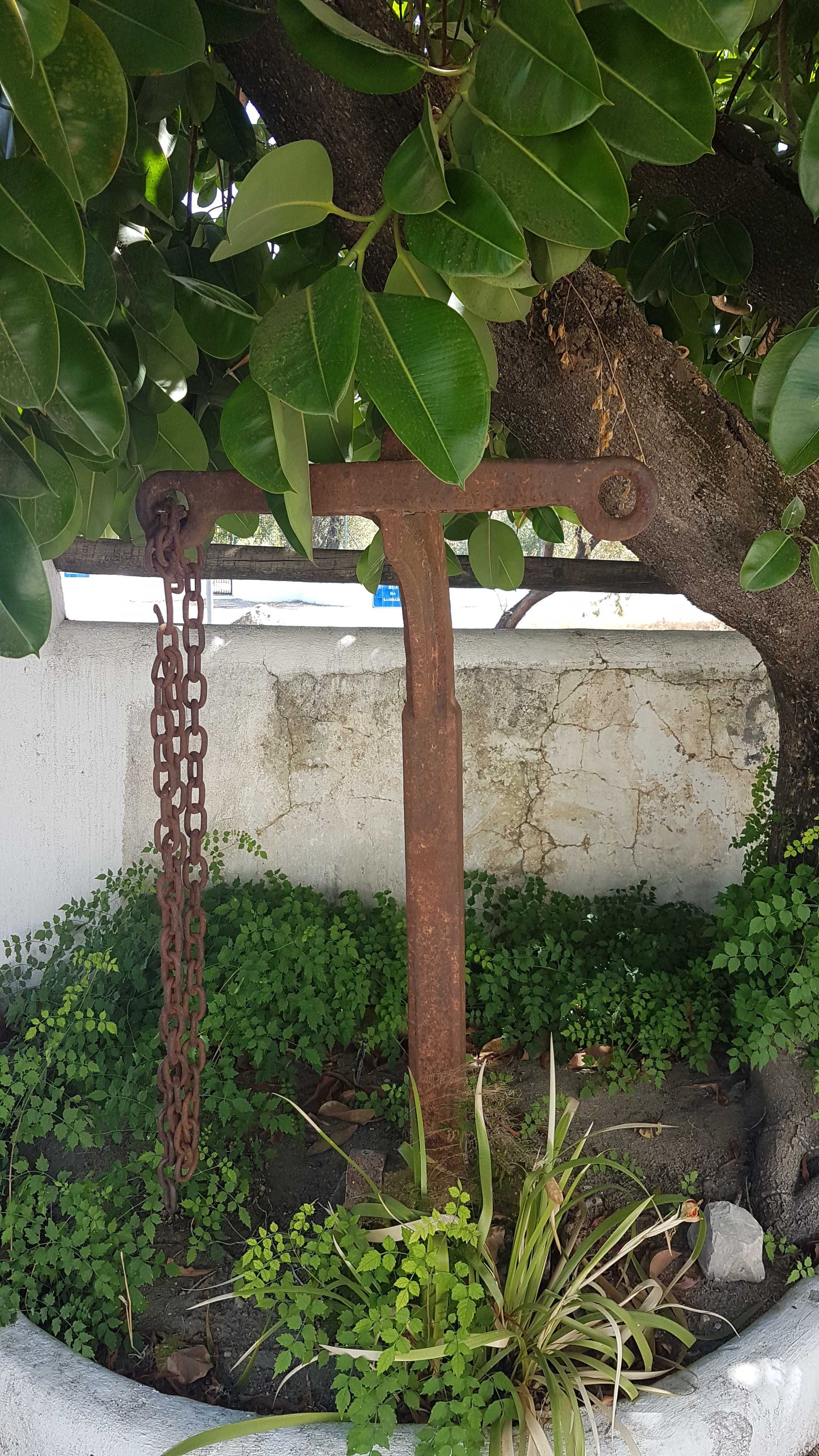 Peça de barco antiga em ferro