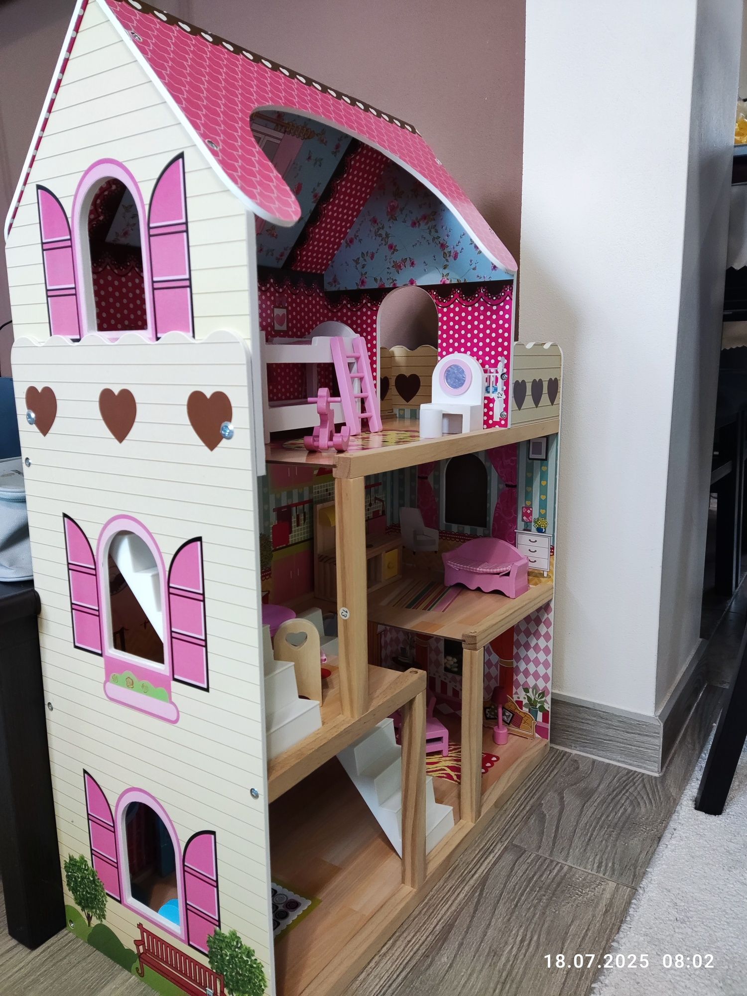 Drewniany domek dla lalek.