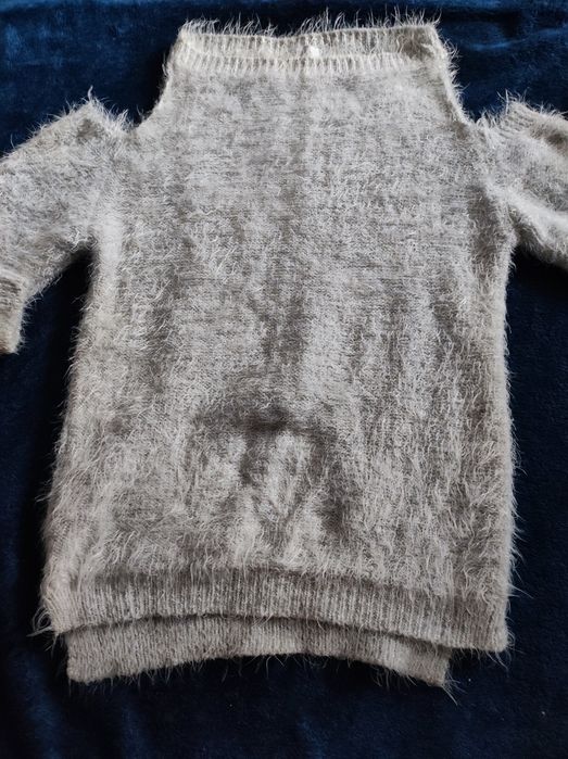 Sweter rozmiar 38 jasnoszary z rozcięciami na ramionach