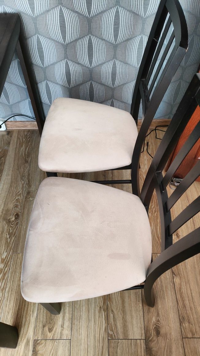 Stół pokojowy rozkładany + cztery krzesła tapicerowane Black Red White