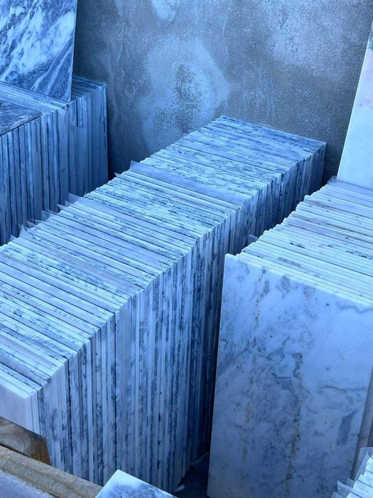 Mármore Natural Polido – Vários Tons e Padrões