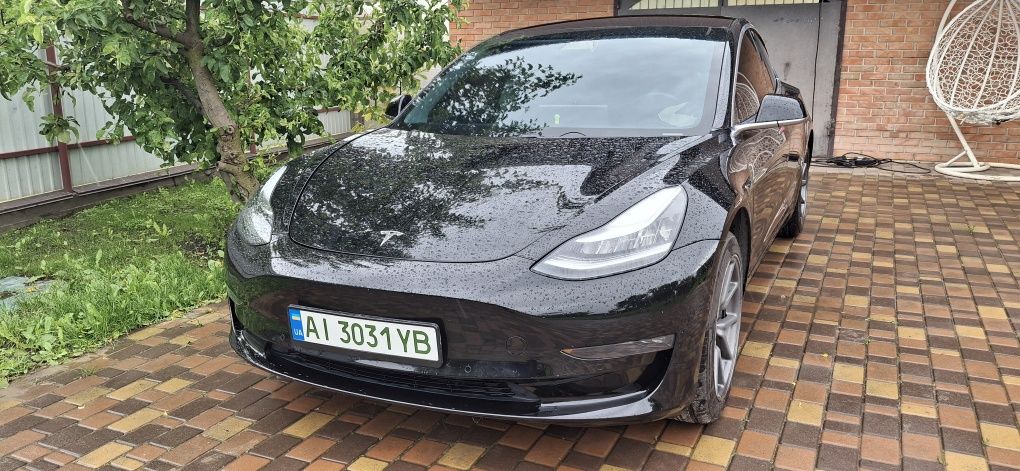 Продам автомобіль Tesla model 3