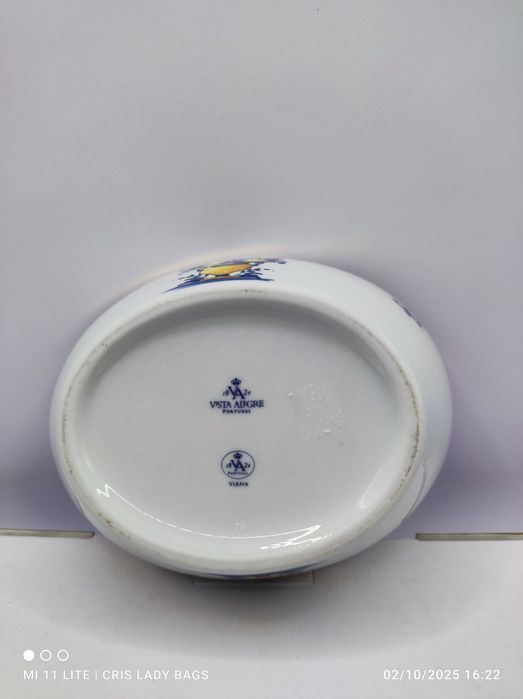 Taça Oval da Vista Alegre  de Viana. 10,5 cm sem tampa