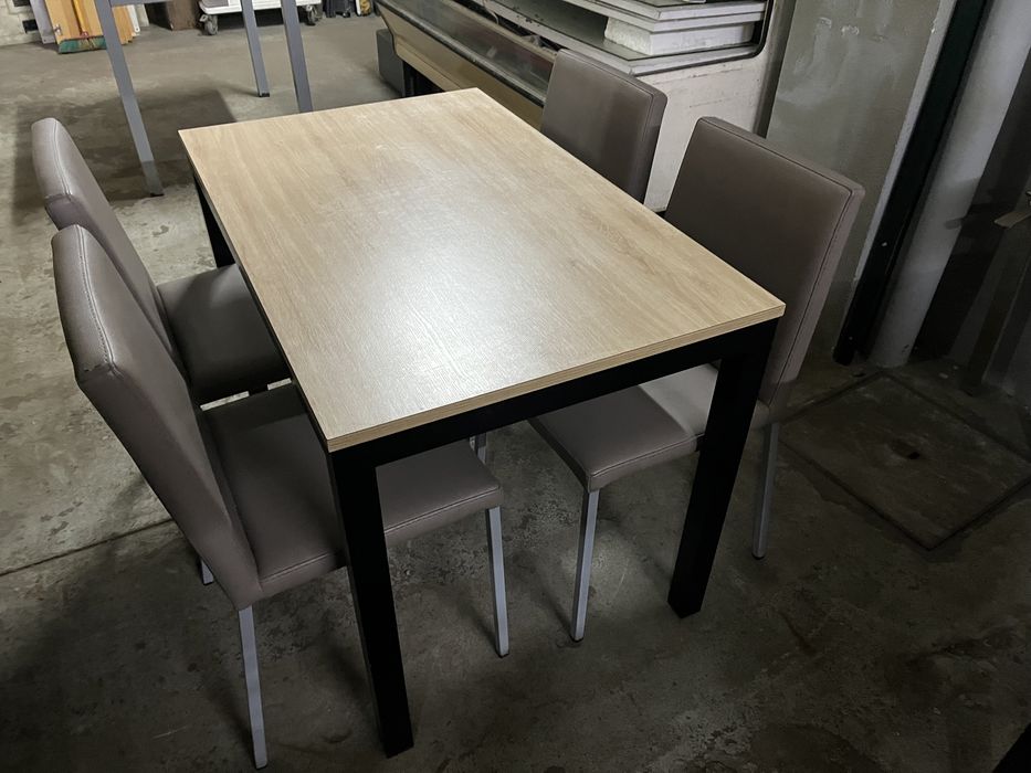 Mesa rectângular com 4 cadeira forradas a cinzento