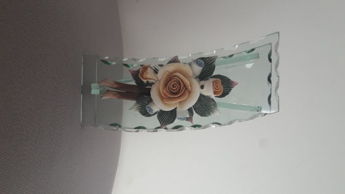 Jarrinha em vidro recortado com aplique floral - peça decorativa