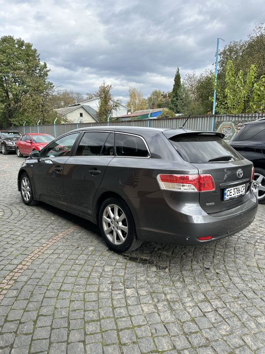 Toyota Avensis 2011 рік