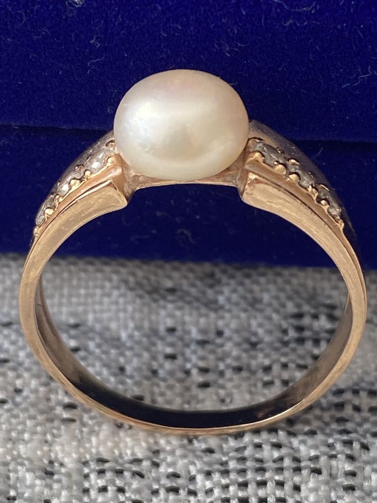 Золотое кольцо с жемчугом и фианитами