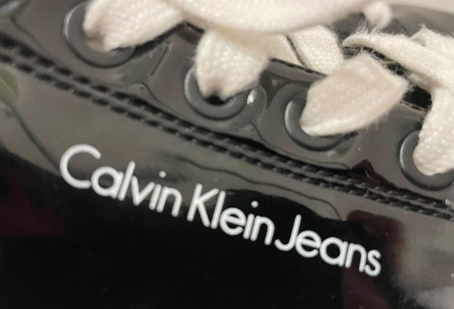 Buty sportowe tenisówki lakierowane Calvin Klein Jeans 40