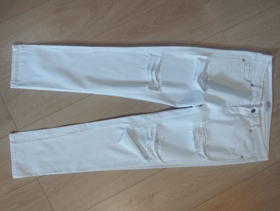 Białe dżinsy z dziurami na kolanach, rozmiar L