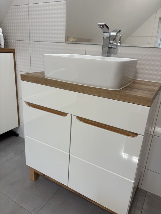 Szafka z umywalka plus bateria umywalkowa