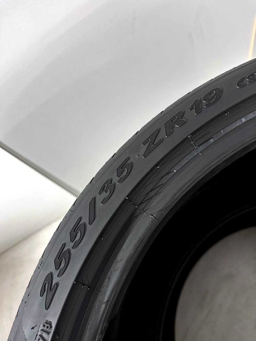 Pneus Pirelli Pzero PZ4 - 255/35/19 - Como NOVOS