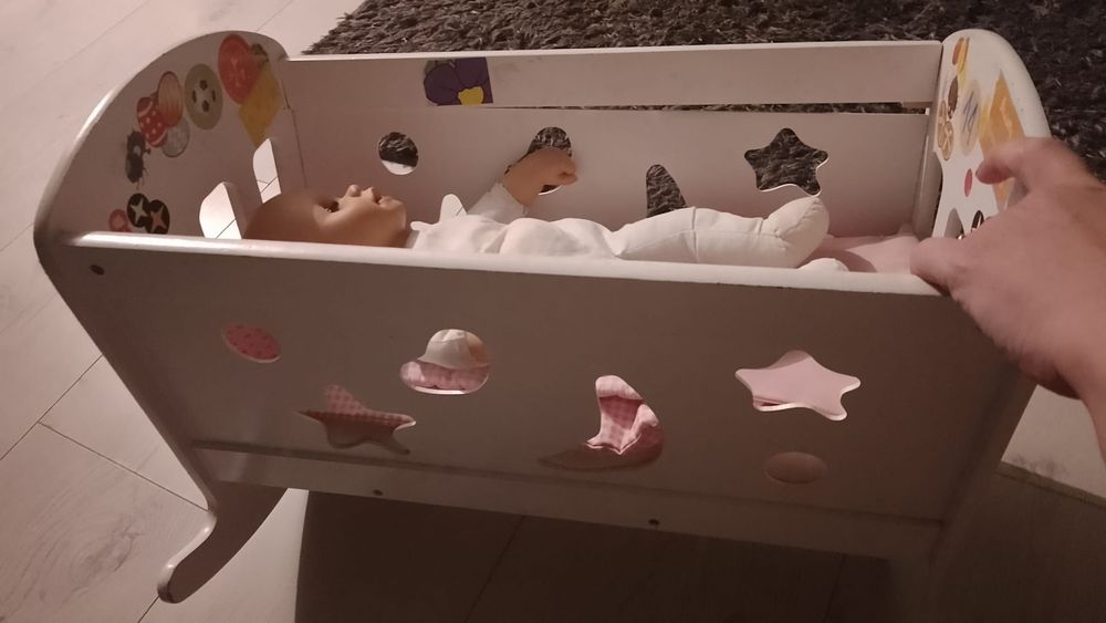 Lala z łóżeczkiem i pościelą