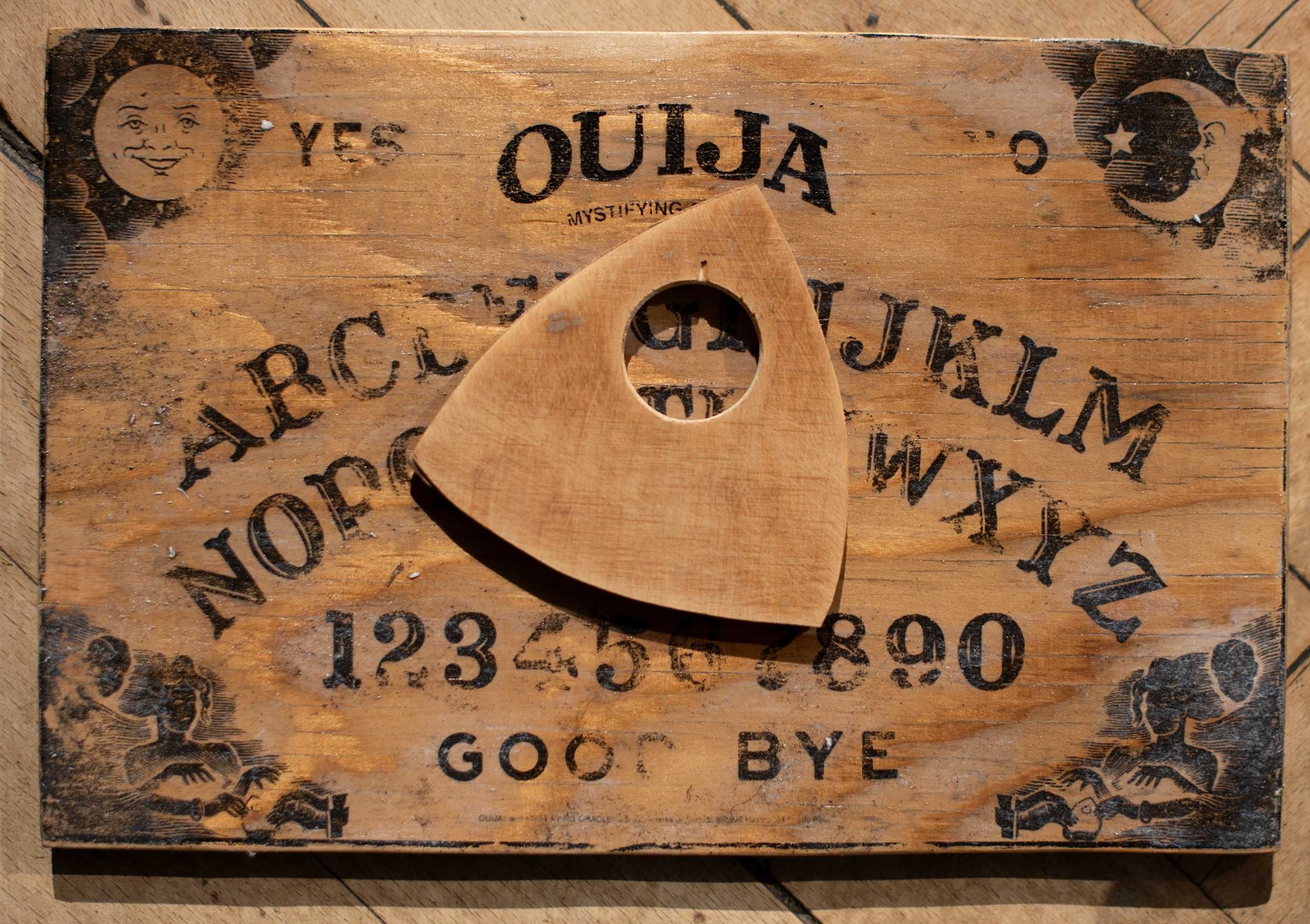 Ouija prezent spirytyzm gra planszowa wywoływanie duchów halloween