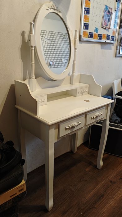 Oddam białą toaletkę z lustrem