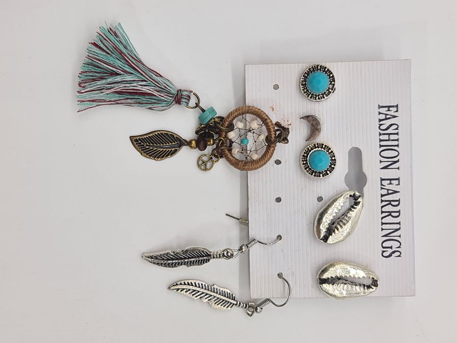 Conjunto de brincos sortidos sobre o mar