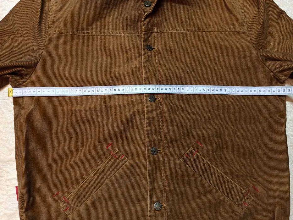 Куртка чоловіча коричневого кольору.