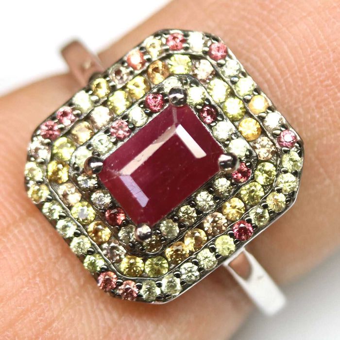 Серебряное кольцо 925 пробы с рубином и цветным сапфиром. Р.19.25