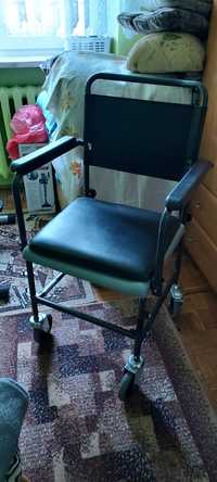 Wózek inwalidzki toaletowy z pojemnikiem saanitarnym