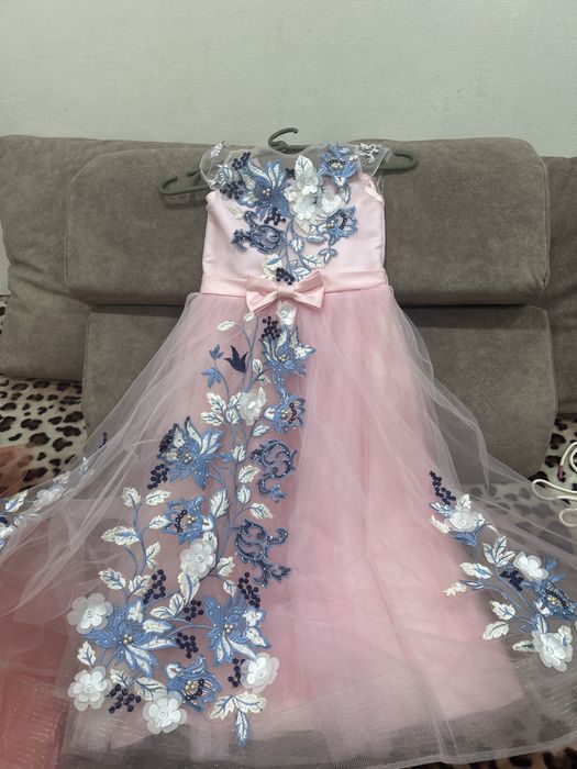 Продам випускні плаття, або надам в оренду