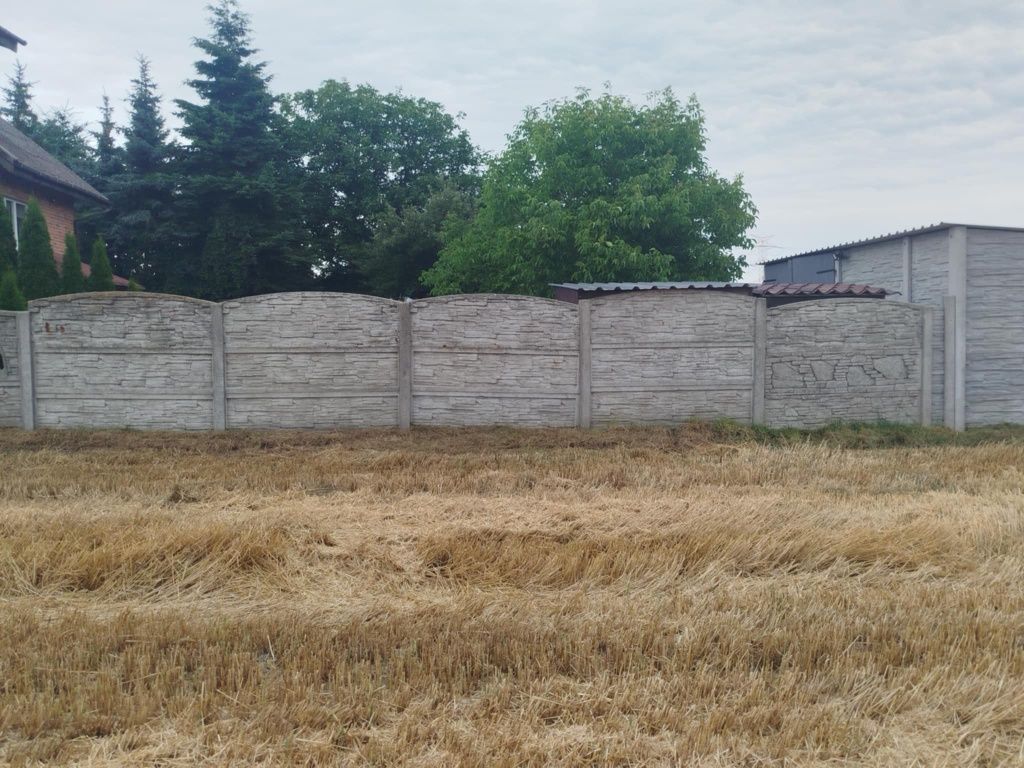 Sprzedam płot betonowy.