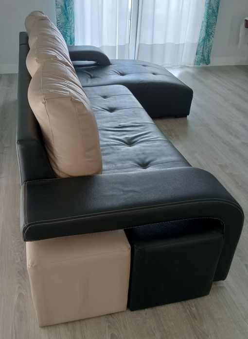Sofá com chaise longue e 4 puff's em pele sintética