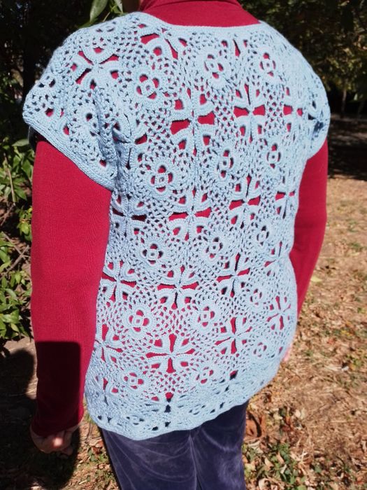 Вязаный женский жилет работа ручная