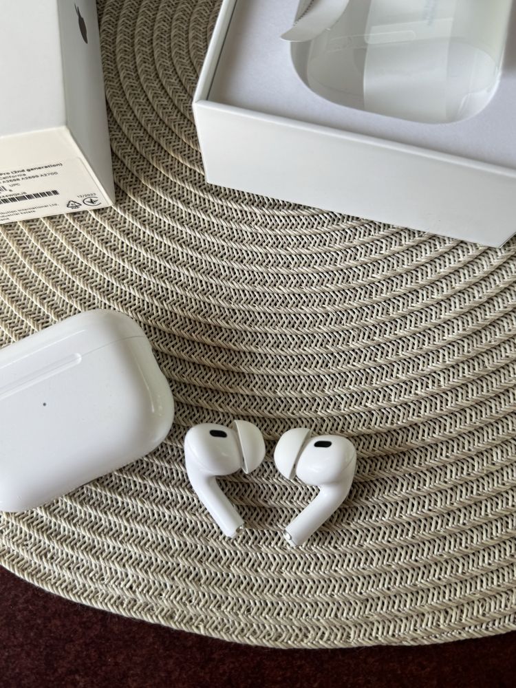 AirPods Pro 2 — стан 7/10, шумоподавлення, MagSafe