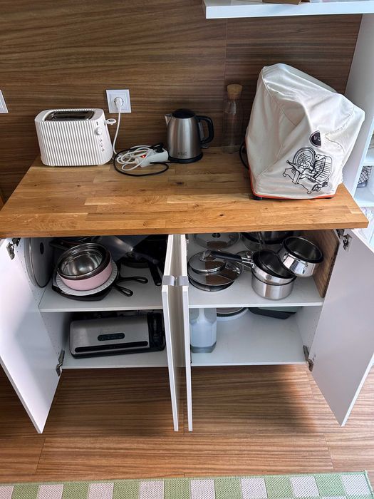 armário de cozinha resistente com tampo em madeira verdadeira