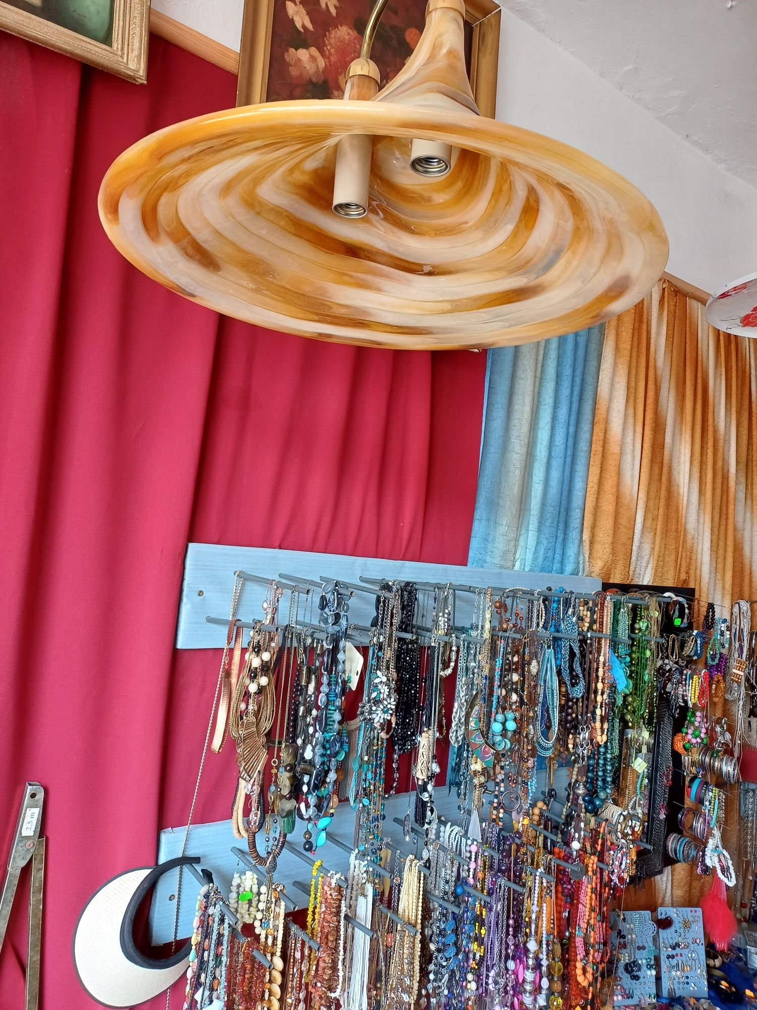 Lampy wiszące regulowane.