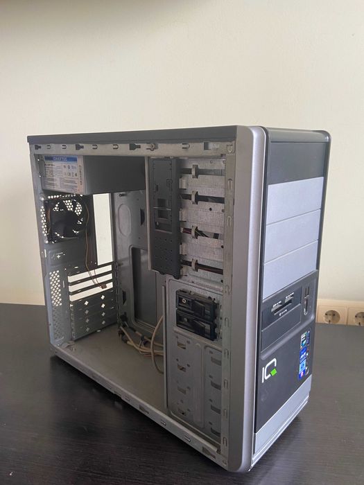 Компютерний корпус з блоком живлення 450W.