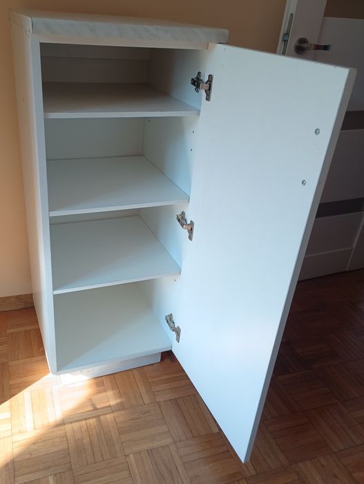 Szafka z półkami zamykana