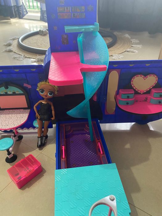 Auto caravana Lol com oferta de boneca LOL