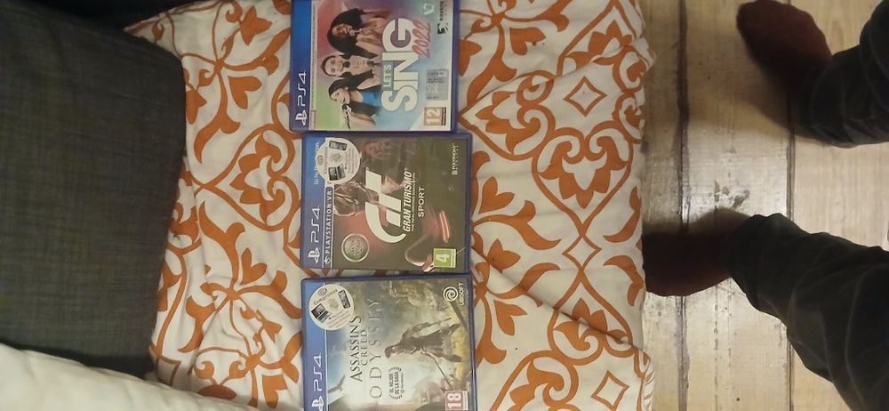 Playstation 4 com 2 comandos e jogos