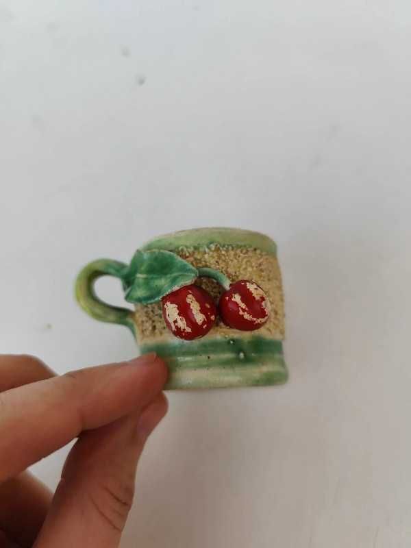 Chávena antiga com cerejas