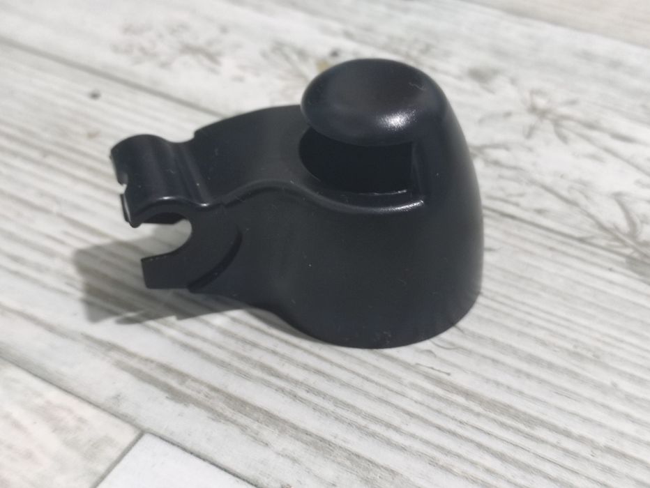 Кришка форсунки омивача заднього склоочисника.