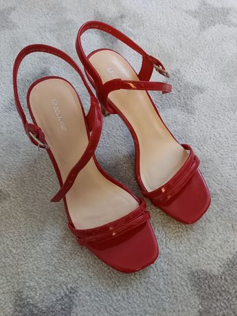 Czerwone sandały na szpilce 38
