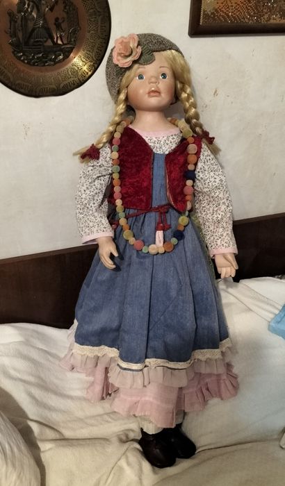 Кукла коллекционная фарфоровая