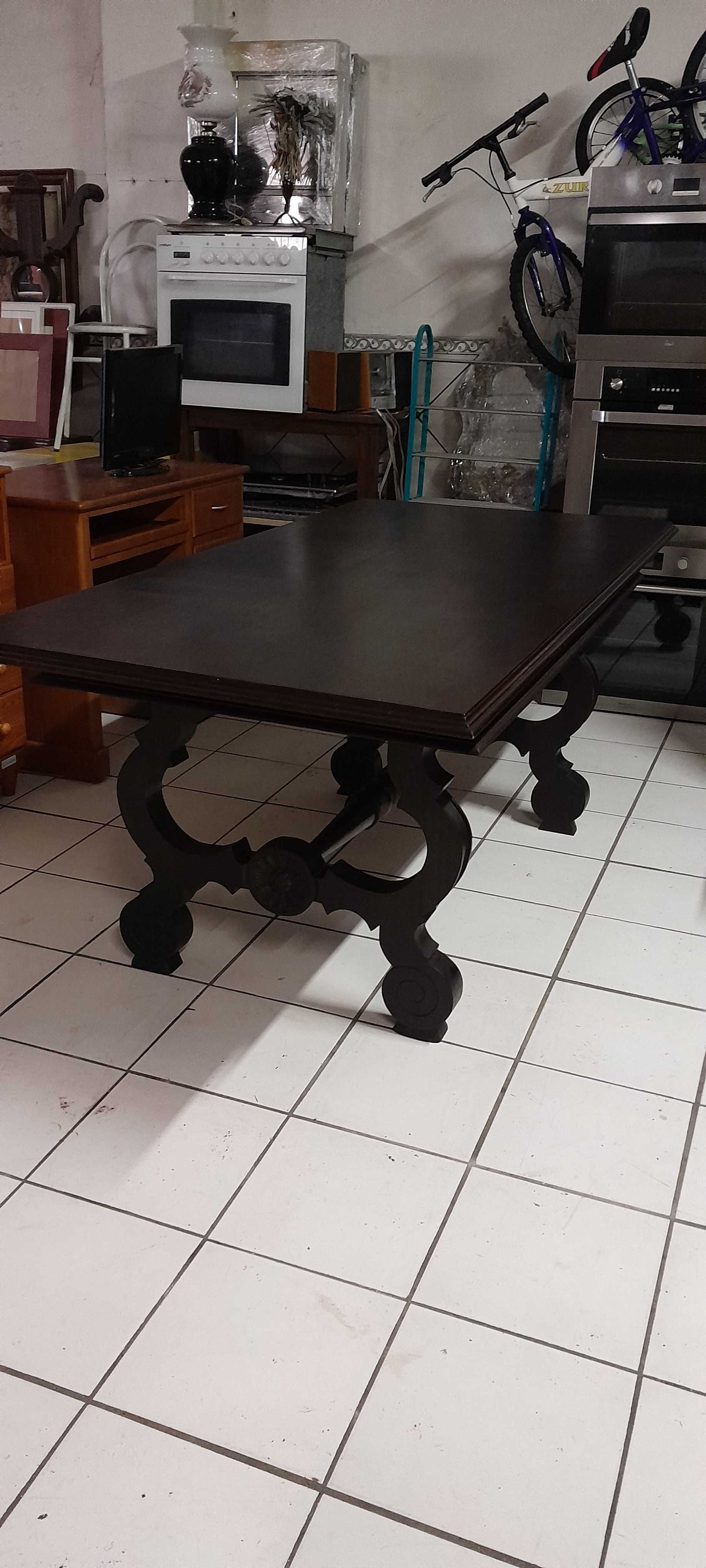 Mesa de jantar e 8 cadeiras