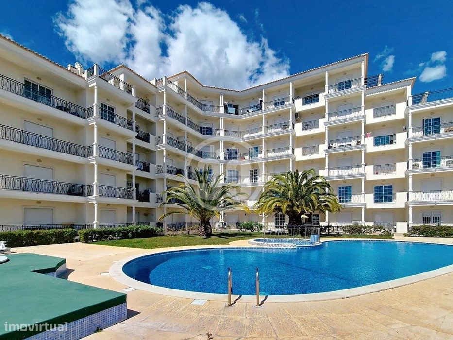 Apartamento com 2 quartos no rés do chão e com acesso directo á pis...