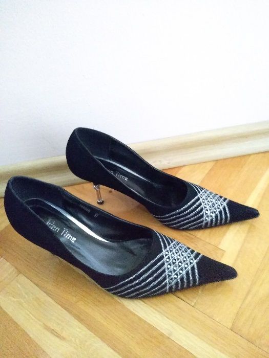 Czarne buty czółenka szpilki z cyrkoniami i oryginalnym obcasem