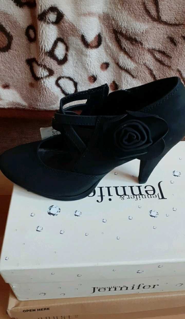 Nowe buty z metkami